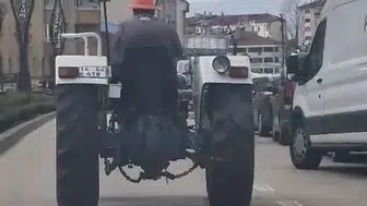 Bolu trafiğinde görenleri hayrete düşüren görüntü: Kafasında dubayla direksiyon başına geçti