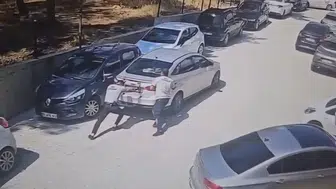El frenini çekmeyi unuttu, otomobil kendi kendine yola çıktı: Güvenlik görevlilerinin refleksi faciayı önledi