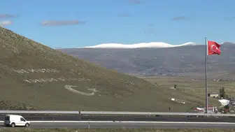 Ardahan'da mevsim geçişi: Zirveler beyaz örtüyle tanıştı