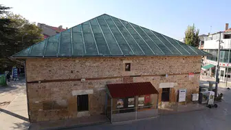 Kırşehir'in kalbinde gizli bir sanat eseri: Çarşı Camii'nin tavanı görenleri büyülüyor