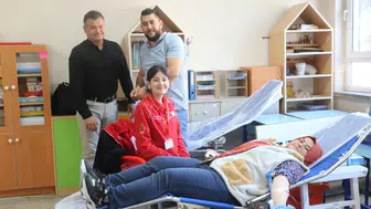 Çivril'de minik yüreklerin büyük başarısı: Okul bahçesinde rekor kan bağışı