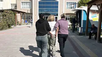 Burdur'da trafiği birbirine katan yabancı uyruklu kadının saldırgan tavırları karakolda bitti