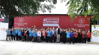 Beyaz perde köy meydanına taşındı: Minik öğrencilerin sinema keyfi