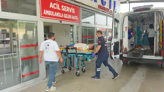 Kozan'da dehşet anları: Güvenlik kamerasına yansıyan kazada motosikletli çift yaralandı