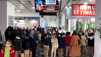 Çayırova'da edebiyat rüzgarı: Genç okurlar kitap stantlarına akın etti