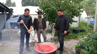 Kurbanda danaya girer gibi salça ortaklığı: Üç arkadaş mutfaktaki yükü paylaştı