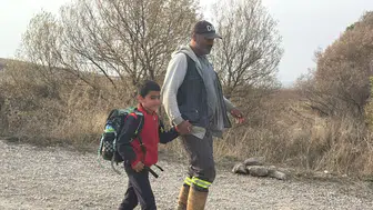 Eğitim aşkı engel tanımıyor: Baba, oğlunu her gün sırtında ırmaktan geçiriyor