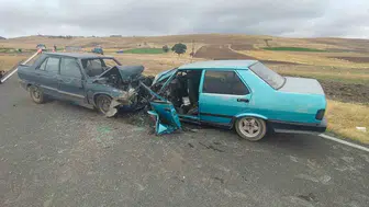 Afyonkarahisar'da korkutan kafa kafaya çarpışma: Beş kişi hastanelik oldu