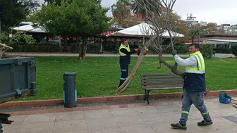 Bandırma sahilinde fırtına mesaisi: Ekipler geceyi gündüze kattı