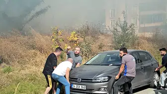 Edirne'de alevlerin ortasında kalan otomobil için mahalleli tek yürek oldu