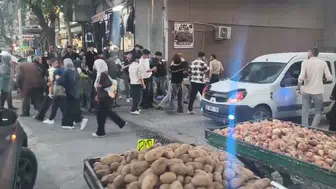 Şanlıurfa'da pazar yerinde dehşet anları: Sopa ve bıçaklar havada uçuştu