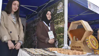 Hizan'ın altın sarısı hazinesi ilk kez festivalle taçlandı: Karakovan balı dünyaya açılıyor