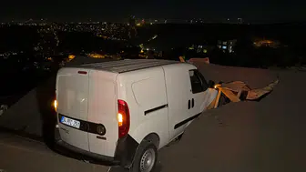 Sarıyer'de korku dolu anlar: Yokuşta kontrolden çıkan araç evin çatısına saplandı