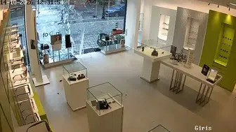 Beylikdüzü'nde rüzgarın şiddeti camları tuzla buz etti: İşletmeci dehşet anlarını anlattı
