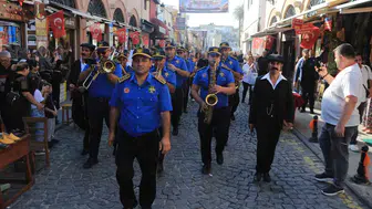 Adana'nın kalbinde bando sesleri: Tarihi cadde artık yayaların eğlence alanı