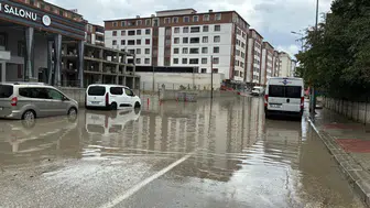 Çerkezköy'de aniden bastıran sağanak trafiği felç etti: Yollar göle döndü