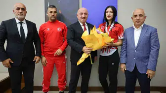 Darıca'nın gururu dünya sahnesinde zirveye çıktı: Şampiyon sporcuya meclisten altın ödül