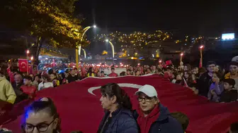Zonguldak'ta sağanak yağışa rağmen Cumhuriyet coşkusu dinmedi