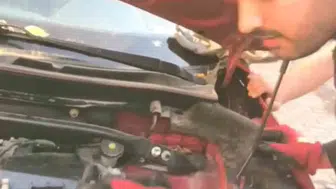 Motor kaputundan gelen ses sürücüyü harekete geçirdi: Üç minik can kurtarıldı