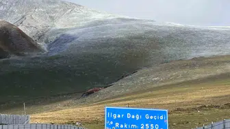 Ardahan'da mevsim normallerine meydan okuyan sürpriz: Ilgar Dağı beyaza büründü