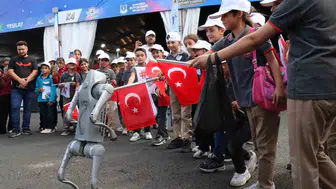 GAP Havalimanı'nda teknoloji şovu: Duman isimli robot köpek çocukları büyüledi