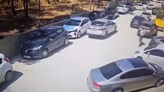 Otoparkta korku dolu anlar: Kontrolden çıkan otomobili son anda yakaladılar