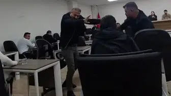 Silopi Belediye Meclisi'nde bütçe gerilimi: Toplantı salonunda yumruklar konuştu