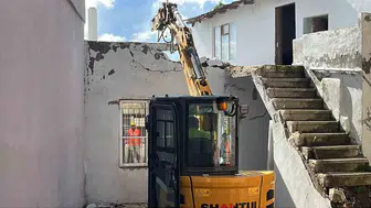 Sinop’ta Tarihi Surları Esir Alan Kalekondulara Veda: Yıkım Başladı