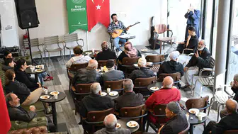 Gaziosmanpaşa'da çifte kutlama: Hem kahve kokusu hem yaşlıların neşesi yükseldi