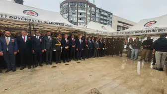 Denizli'de Cumhuriyet coşkusu anıta bırakılan çelenklerle yükseldi