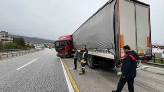 D-100 karayolunda dehşet anları: Tır bariyerlere çarparak makasladı