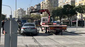 Raylara saplanan otomobil Konya trafiğini kilitledi