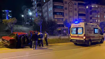 Boyabat'ta direksiyon hakimiyeti kayboldu: Ağaca çarpan araçta can pazarı