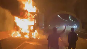 Otoyolda korku dolu anlar: Kamyon bir anda alev topuna döndü