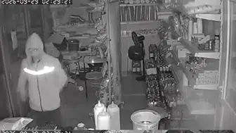 Besni'de pes dedirten hırsızlık: Kasayı boşalttı, serinlemek için içecek molası verdi