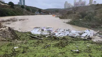 Avcılar'da sağanak kabusu: Park halindeki dev kamyon gölete gömüldü