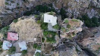 Uçurumun kenarında yaşam: 168 metre yükseklikteki bu ev görenleri hayrete düşürüyor