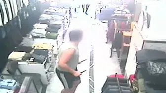 Kuşadası'nda korku dolu anlar: Bıçaklı genci babasının şefkati durdurdu