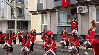 Samsun'da duygulandıran vefa yürüyüşü: Öğrenciler öğretmenleri için sokağa döküldü