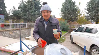 Dört tekerlekli arabasıyla bir ömür inşa etti: 77 yaşında azmiyle gençlere taş çıkartıyor