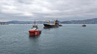 Karadeniz'de ağır yara alan konteyner gemisi İstanbul Boğazı'ndan böyle geçti
