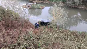 Bolu'da korkutan kaza: Virajı alamayan araç dere yatağına devrildi