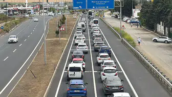 Tatilciler İstanbul yoluna döküldü trafik kilitlendi
