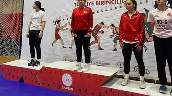Sivaslı Ecrin minderde rakiplerini devirdi Türkiye şampiyonu oldu