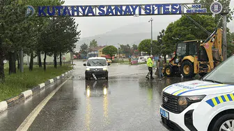 Kütahya’da aniden bastıran sağanak şehri kilitledi