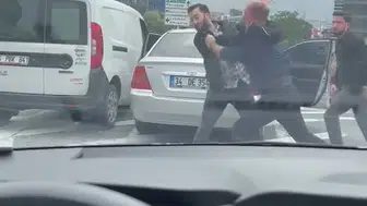 Ataşehir trafiğinde tekmeli yumruklu yol kavgası