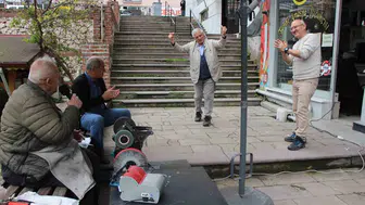 Amasya’da bıçak bileyen sanatçı müşterilerine konser veriyor