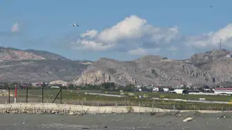 Van semalarında zor anlar yaşatan şiddetli rüzgar uçuşları aksattı
