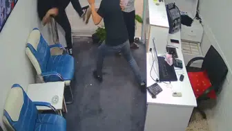 Reyhanlı'da döviz bürosuna silahlı baskın kamerada