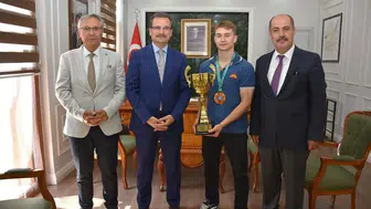 Salihlili genç kickboksçu dünya şampiyonluğunu kaymakamla kutladı
